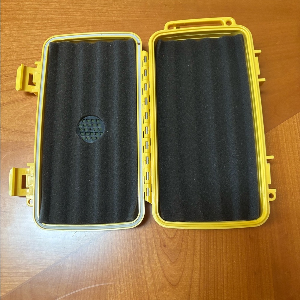 Montecristo 5 Cigar Travel Humidor - Picture 2 of 2
